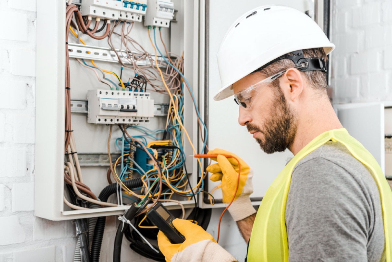 Elektricien controleert een zekeringkast met meetapparatuur
